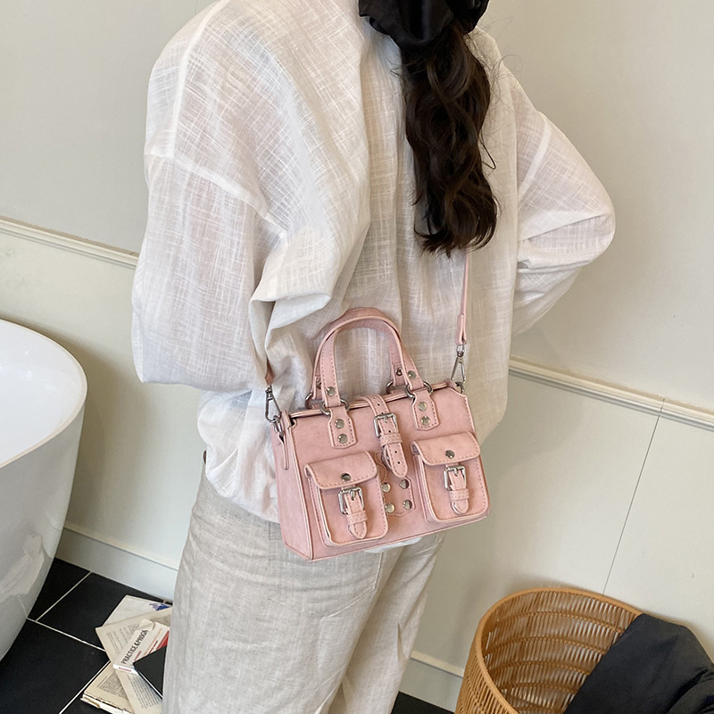 Cross-border 2025 Summer New handbag, high-end and versatile shoulder bag, stylish commuting crossbody bag, multi-pocket women's bag Application Scenario