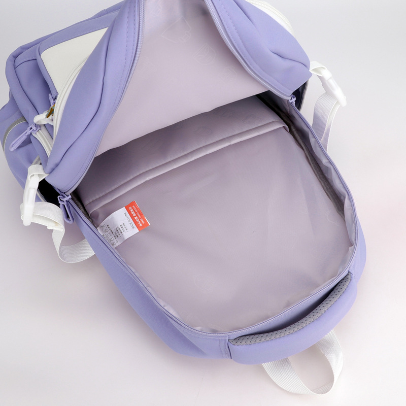 A male student in grades 3 to 5 with a large-capacity backpack that reduces the burden Application Scenario
