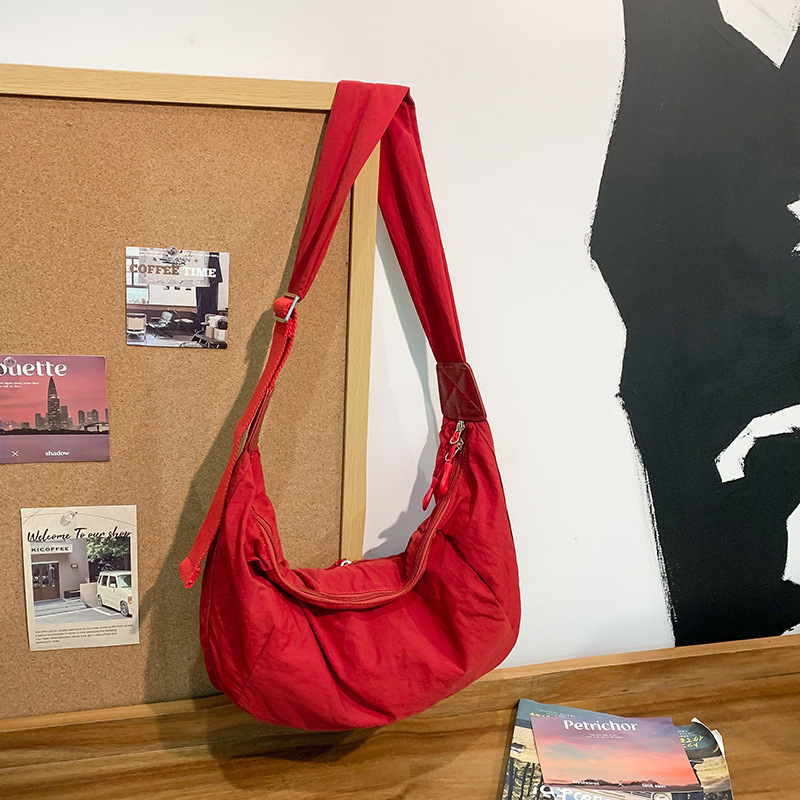 Versatile solid-color dumpling bag for both men and women, large-capacity tote bag, single-shoulder bag, crossbody bag, lightweight Korean style, simple and versatile details Picture