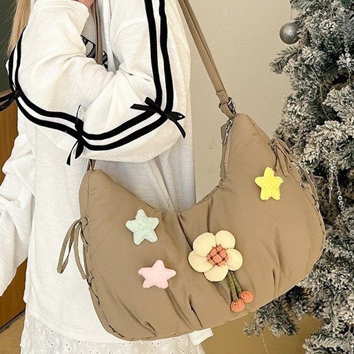 Fashionable, high-end, niche, versatile and cute bag, star personality dumpling bag, women's single-shoulder armpit handbag, flower Application Scenario