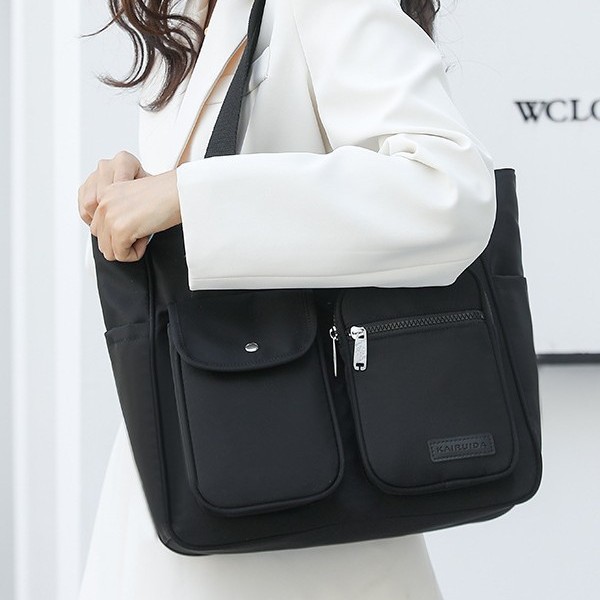 This is a new, simple and fashionable handbag for women. It is a large-capacity, trendy and high-quality nylon multi-layered single-shoulder bag Application Scenario