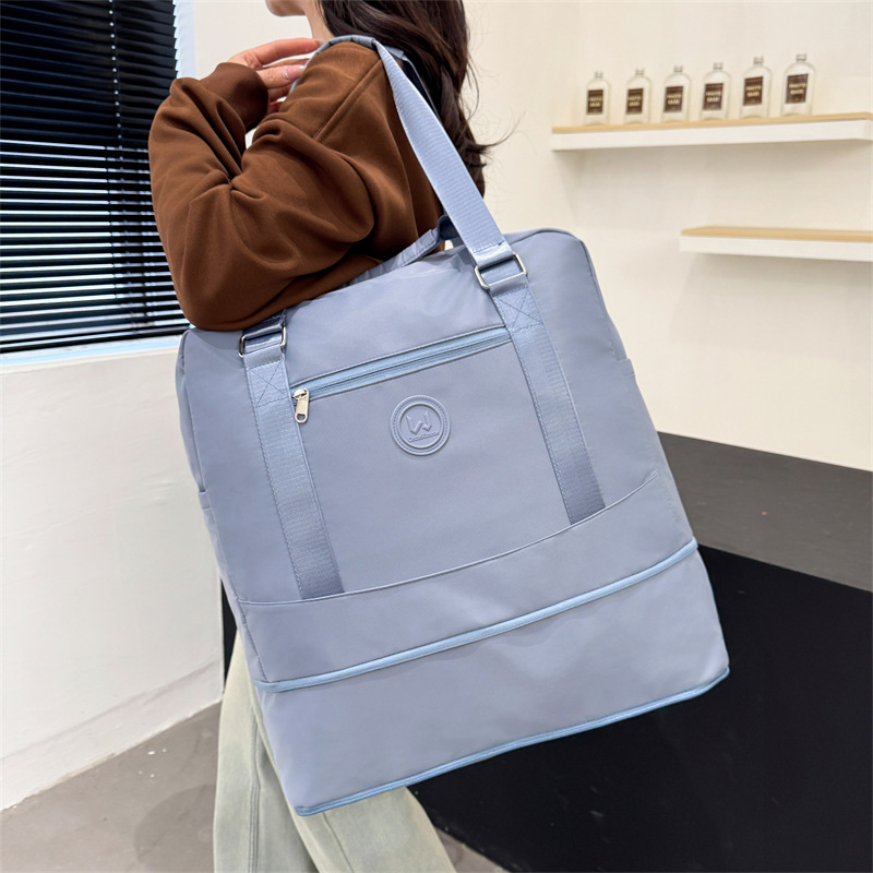 Large-capacity portable yoga and fitness bag, light hand-held travel bag for men and women going out, long and short distance luggage storage bag Application Scenario