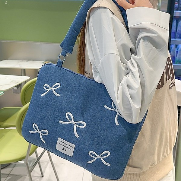 Washed denim embroidered new single-shoulder bag, laptop bag, eye-catching tablet bag, high appearance level single-shoulder bag full figure
