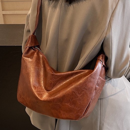 Autumn and winter retro large-capacity commuter bag 2024, laid-back style dumpling bag, fashionable and casual crescent bag, crossbody bag Application Scenario