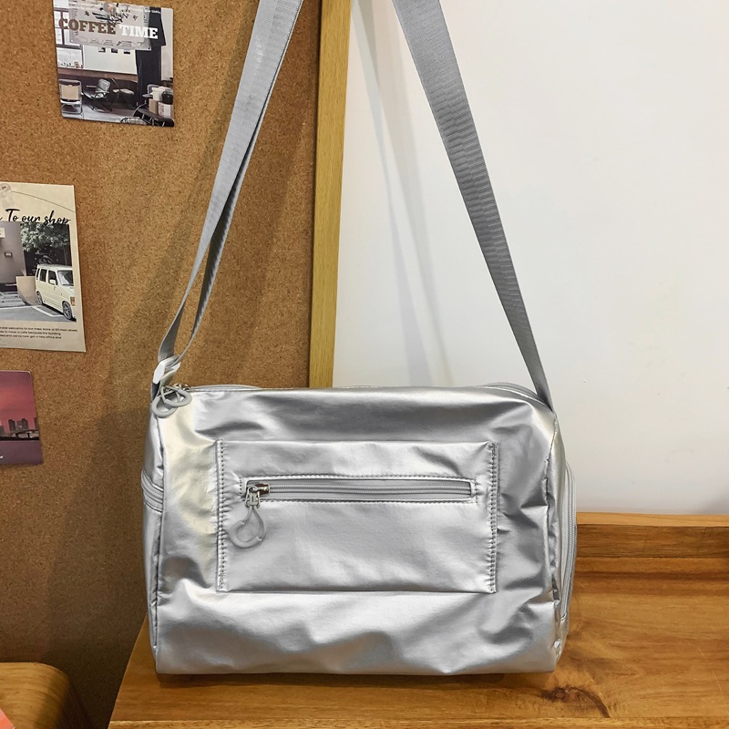 High-end silver single-shoulder bag 2024 new style, simple and cool, college students' niche casual couple commuting crossbody bag Specification drawing