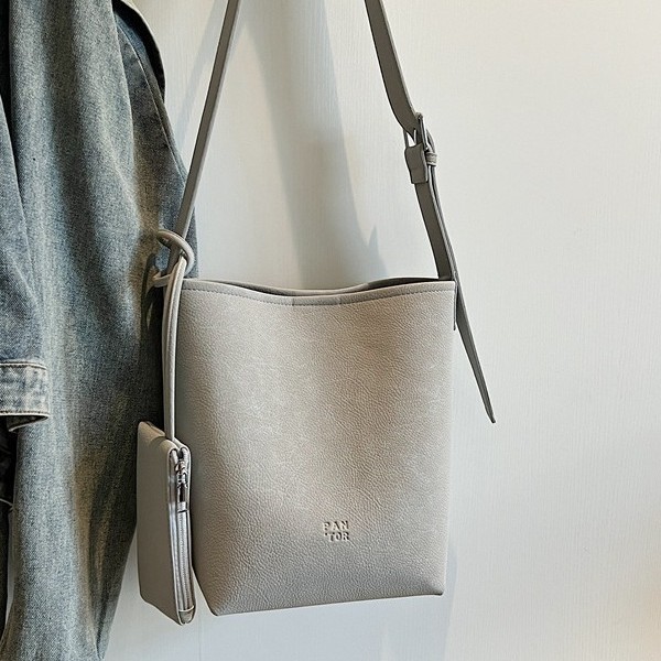 Cross-border 2025 Spring/Summer solid color large-capacity women's new fashionable and versatile commuting Korean retro tote bag Specification drawing