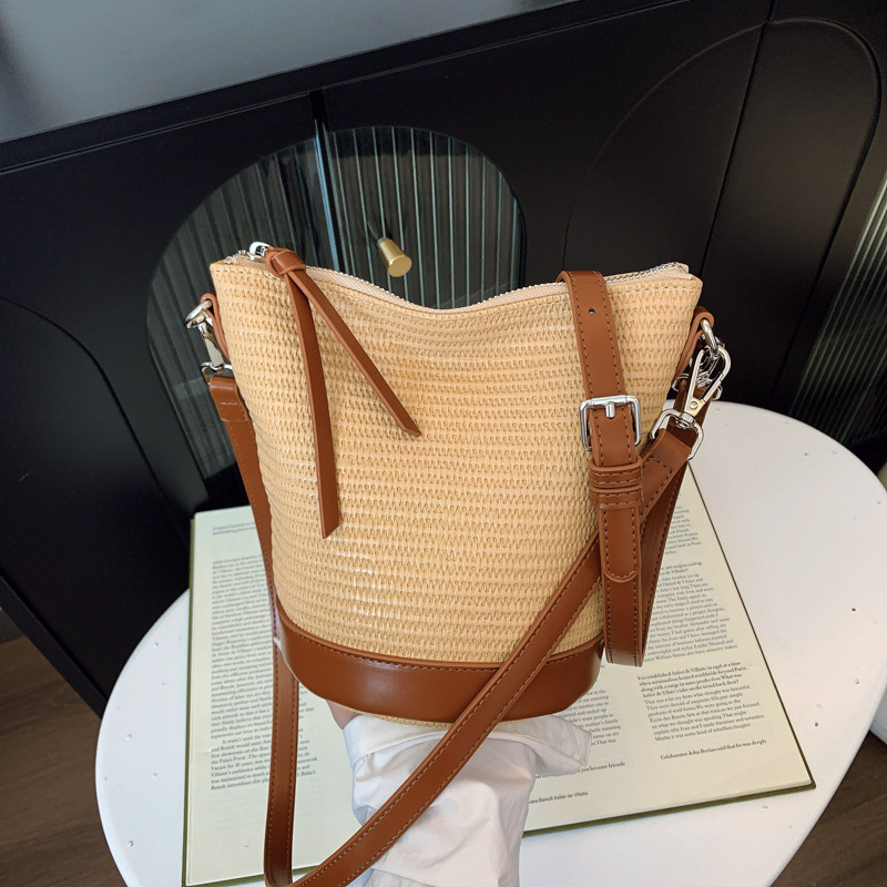 Trendy large-capacity straw woven bucket bag for women 2025 new style patchwork versatile woven seaside vacation single-shoulder crossbody bag full figure