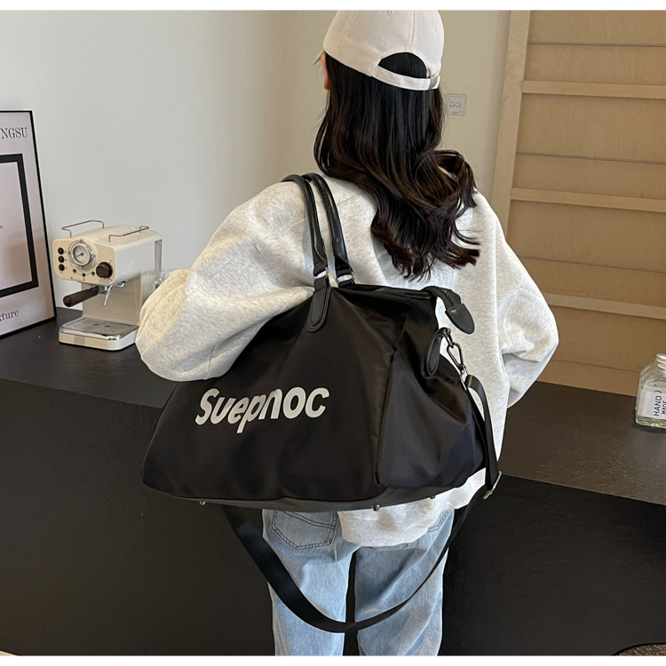 Wholesale of cross-border travel bags for women, simple Korean-style crossbody large packaging clothes, luggage bags, and large-capacity sports and fitness bags Application Scenario