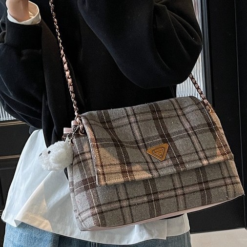 Single-shoulder bag, dirt-resistant checkered tote bag, a trendy and casual autumn and winter style that goes well with all kinds of outfits. Korean-style diamond-shaped checkered crossbody details Picture