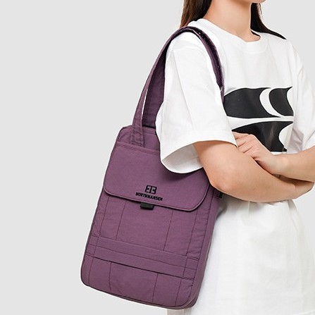Spring 2025 new niche design single-shoulder handbag, multi-purpose computer bag, simple commuting ipad protective bag Application Scenario