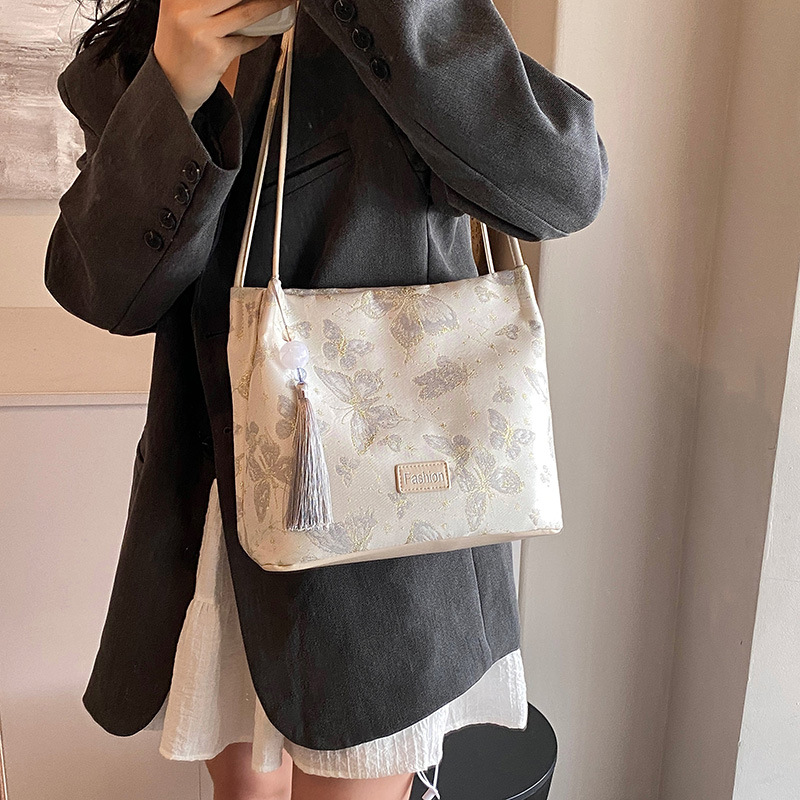 New Chinese-style bag for women 2025, a trendy Hanfu ancient-style single-shoulder underarm bag, a fashionable crossbody bucket bag Specification drawing