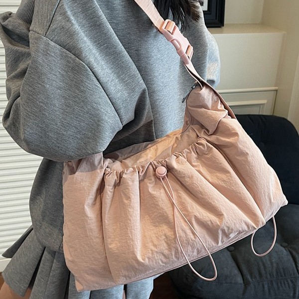 A new fashionable single-shoulder crossbody bag with a large capacity for women, highlighting the school style. A small crossbody bag for commuting to work full figure