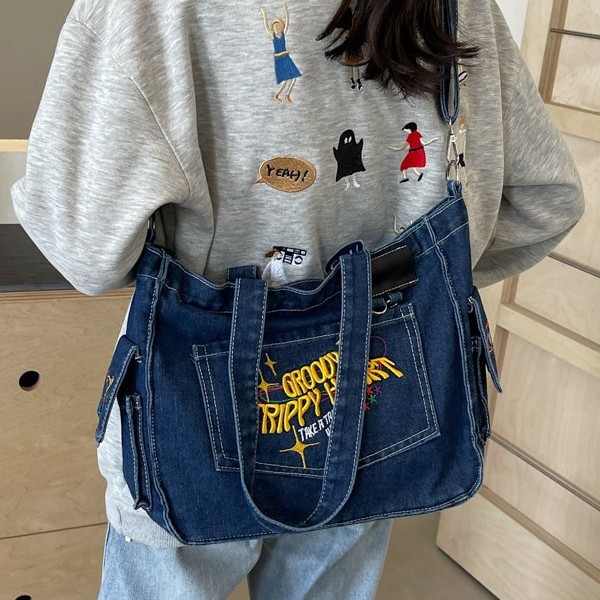New vintage denim bag for Spring/Summer 2025, large-capacity commuter tote bag, letter-embroidered college student class shoulder bag full figure