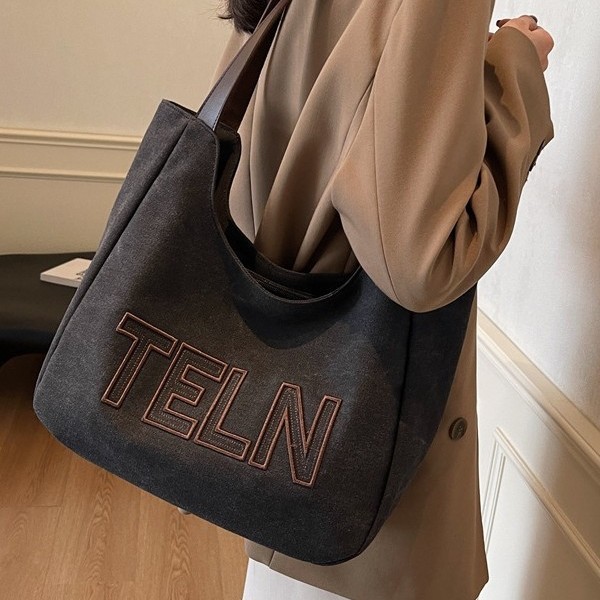 Fashionable design Korean-style three-dimensional embroidered commuting canvas tote, artistic, casual and versatile student single-shoulder bag Application Scenario