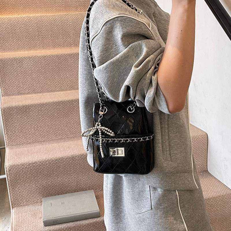 High-end Chanel-style diamond-shaped chain bucket bag for women 2025 new style, fashionable and versatile single-shoulder crossbody bag Application Scenario