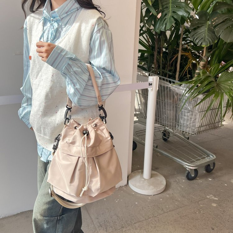 Cool single-shoulder crossbody bag 2025 New Korean style fashionable casual bucket bag large capacity nylon hand-held drawstring bag details Picture
