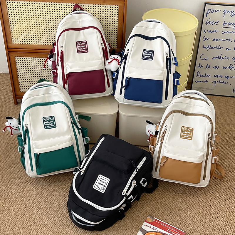 The new color-blocking multi-purpose and versatile backpack is a fashionable and casual one with a large capacity. It can be carried by junior high school, senior high school and college students on both shoulders Specification drawing