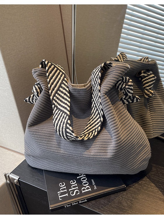 A new large-capacity cross-border bag for women, a versatile single-shoulder crossbody bag, and a fashionable tote bag for commuting Application Scenario