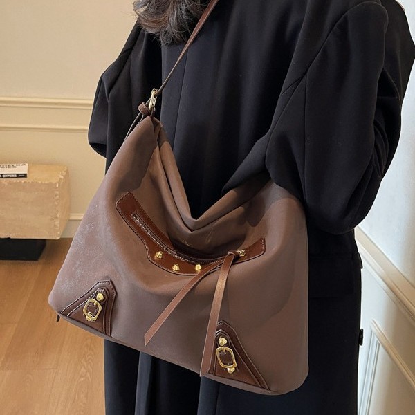 A retro and versatile large-capacity underarm tote bag for women, a new 2024 autumn and winter fashion single-shoulder commuter bag details Picture