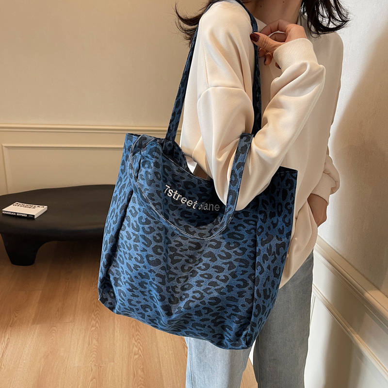 Large-capacity leopard print single-shoulder underarm canvas bag for women, 2024 new style, laid-back and casual tote bag full figure