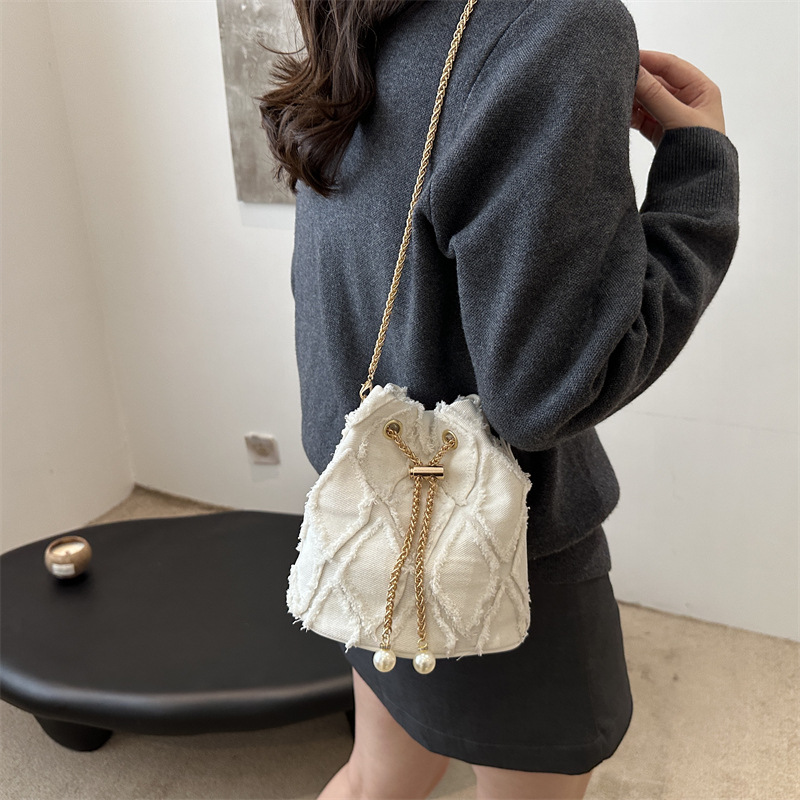 A trendy and stylish diamond-patterned embroidered crossbody bag for the autumn of 2024, featuring a simple and retro chain single-shoulder bucket bag details Picture