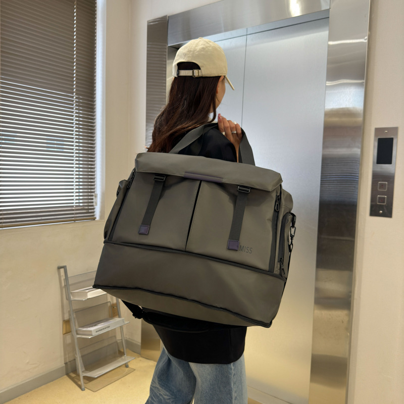 Cross-border simple large-capacity travel bag, hand-held crossbody sports, swimming and fitness bag, dry and wet separation expansion storage bag Application Scenario