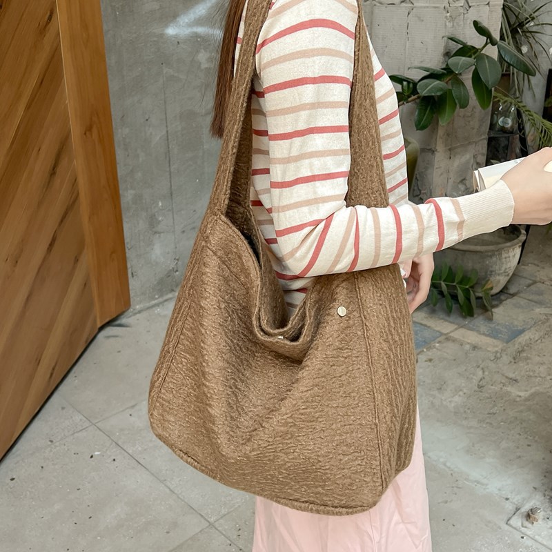 A stylish and simple large commuter bag for 2024, a trendy ins large-capacity tote bag, a fashionable Korean-style casual women's bag full figure