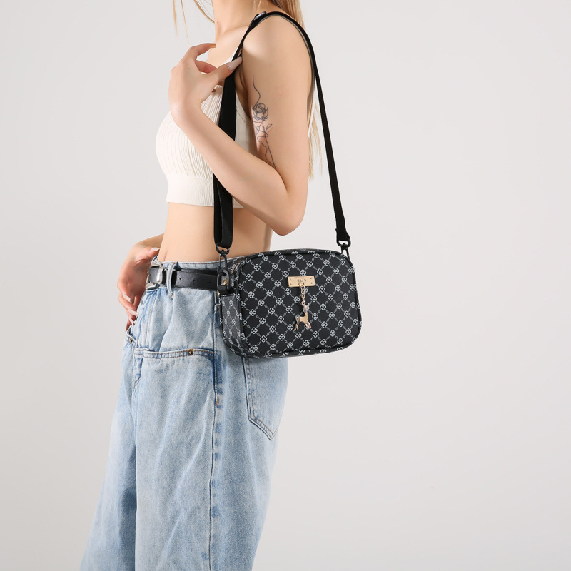A niche design sense casual bag, a trendy square bag with a wide band, a new fashion single-shoulder crossbody bag for the autumn and winter of 2024 Specification drawing