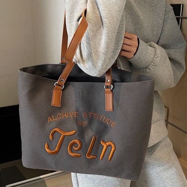 The 2025 new large-capacity embroidered single-shoulder tote bag for class commuting is versatile, casual, fashionable and of high appearance level details Picture