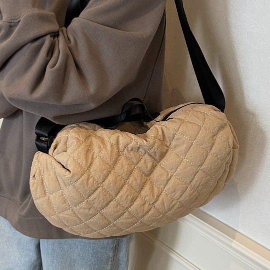 A new large-capacity hand-held commuter bag for autumn and winter, a diamond-patterned solid color simple, fashionable and casual single-shoulder crossbody bag Specification drawing