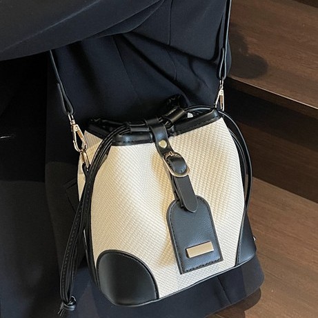 2025 New trendy and fashionable color-blocking bucket bag, spring single-shoulder bag, versatile and high-quality crossbody bag full figure