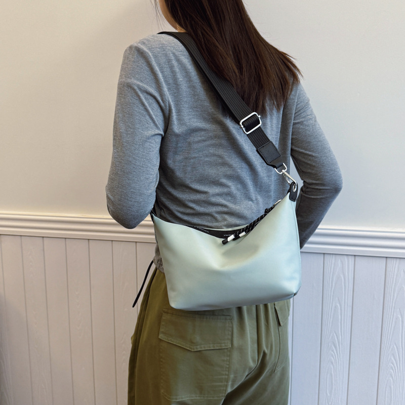A new 2025 nylon trendy solid color large-capacity small square bag for women, fashionable, simple, casual and versatile single-shoulder crossbody bag Application Scenario