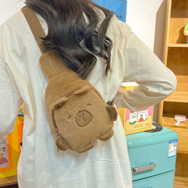New cute plush bag, Capibara doll, mobile phone, crossbody bag, versatile for spring and autumn, capybara chest bag, key case Application Scenario