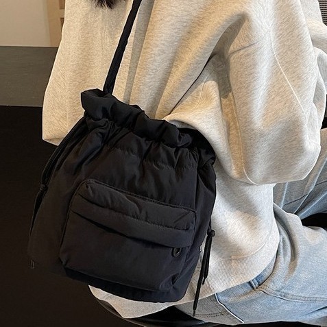 Large-capacity nylon bucket bag for women, 2024 new Korean style simple drawstring single-shoulder bag, pleated casual crossbody bag Application Scenario