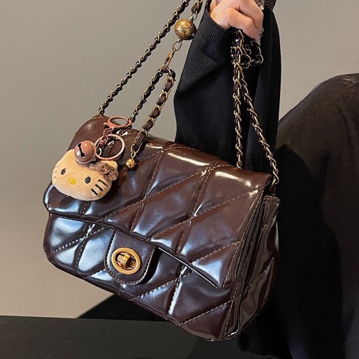 The 2024 new Chanel-style women's bag is stylish, with a simple and high-end diamond-shaped design. It features a coin purse, a mobile phone case, and a small square bag details Picture
