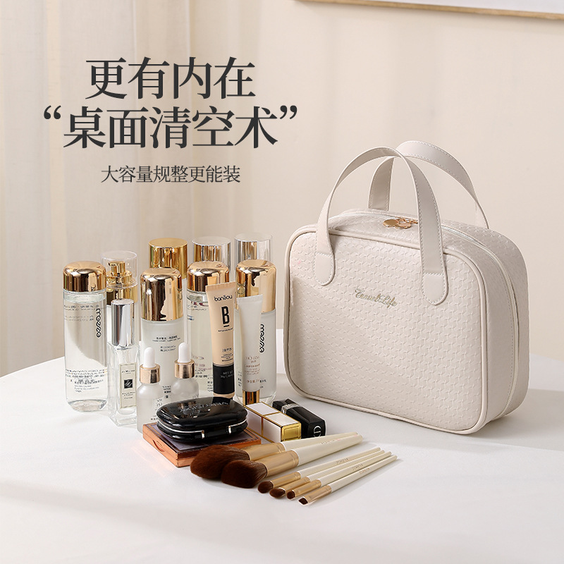 Thickened PU hand-held cosmetic bag, large capacity, high appearance level, waterproof storage bag, convenient for travel, large opening toiletry bag Application Scenario