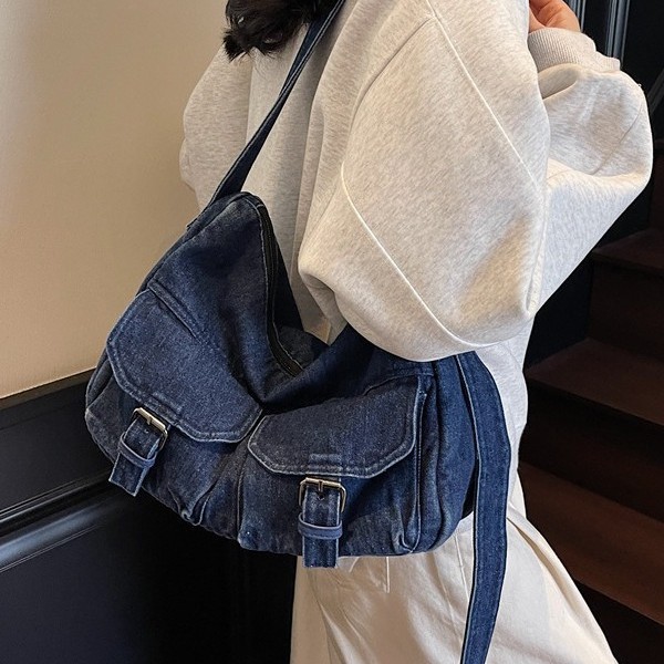 A niche design, high-end retro motorcycle messenger bag for women, 2025 new style, sweet, cool and stylish single-shoulder bag, commuter crossbody bag details Picture