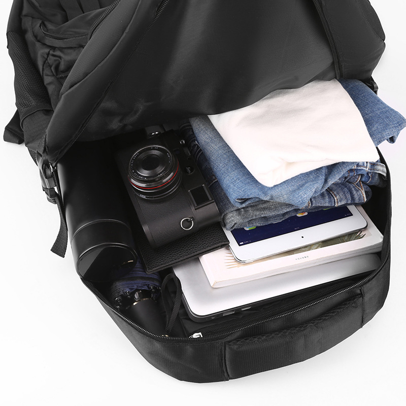 A new type of foreign trade backpack for men, water-resistant travel bag, large-capacity, lightweight, outdoor hiking, leisure and mountain climbing backpack Application Scenario
