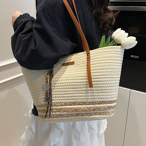 A new large-capacity, stylish and trendy bucket bag for women in 2025, a fashionable straw woven handbag Application Scenario