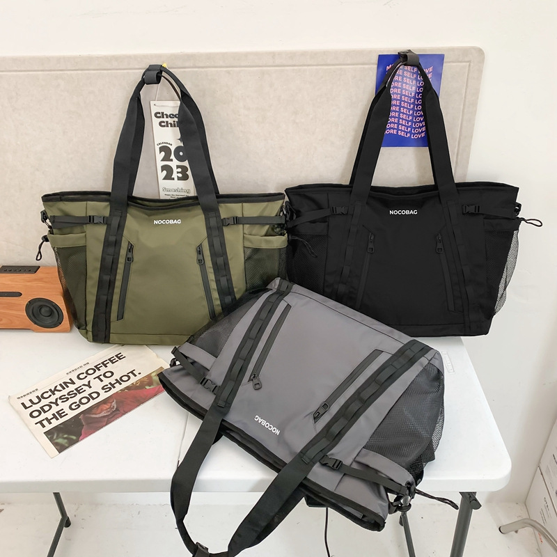 Japanese streetwear brand large-capacity travel bag, street fashion commuting crossbody bag, fashionable and versatile portable fitness storage bag Application Scenario