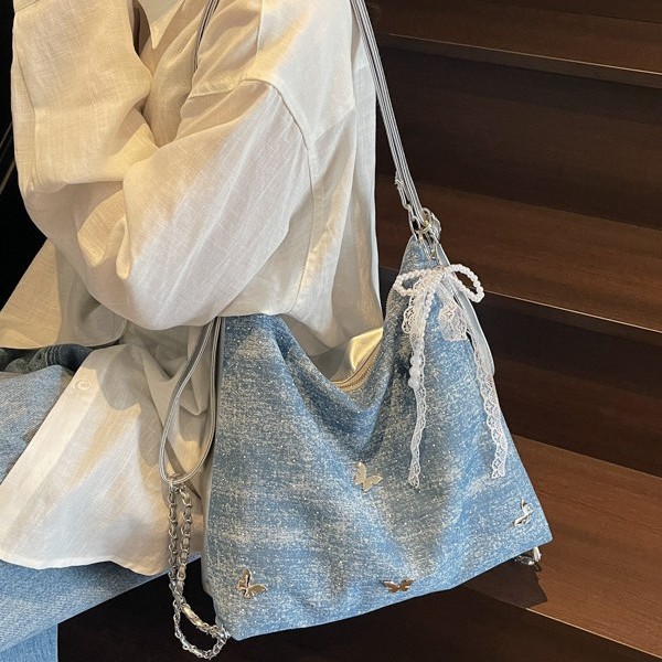 The new denim bag for women in the bag style is eye-catching. It's a casual and versatile single-shoulder fashionable crossbody bag with a Korean version full figure