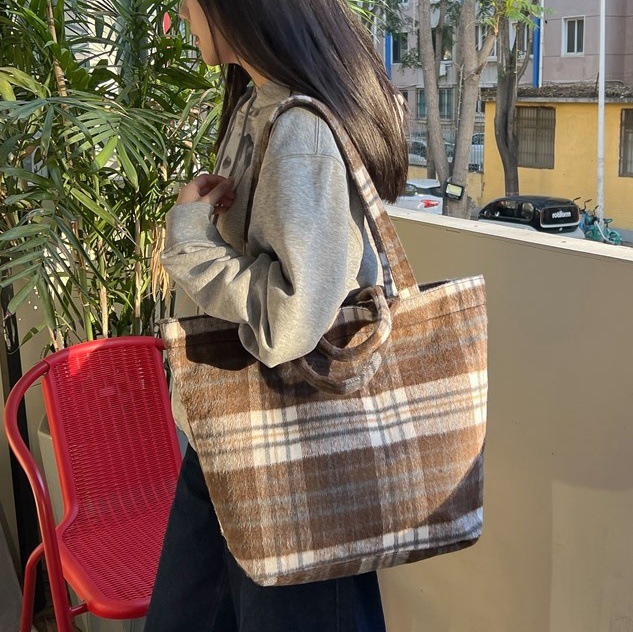 Korean-style woolen checkered single-shoulder and hand-carry dual-purpose bag, 2024 new commuter underarm bag, retro and versatile tote bag full figure