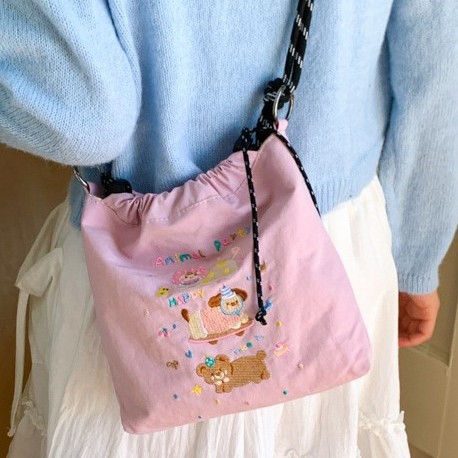Embroidered cartoon canvas bag, bucket bag, summer phone bag, women's bag, 2025 new versatile single-shoulder crossbody bag, trendy Application Scenario