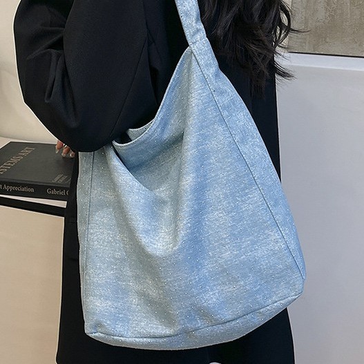 The 2025 new denim bag is a versatile large-capacity tote bag with a laid-back style for women. It is a simple single-shoulder bag for daily commuting Specification drawing