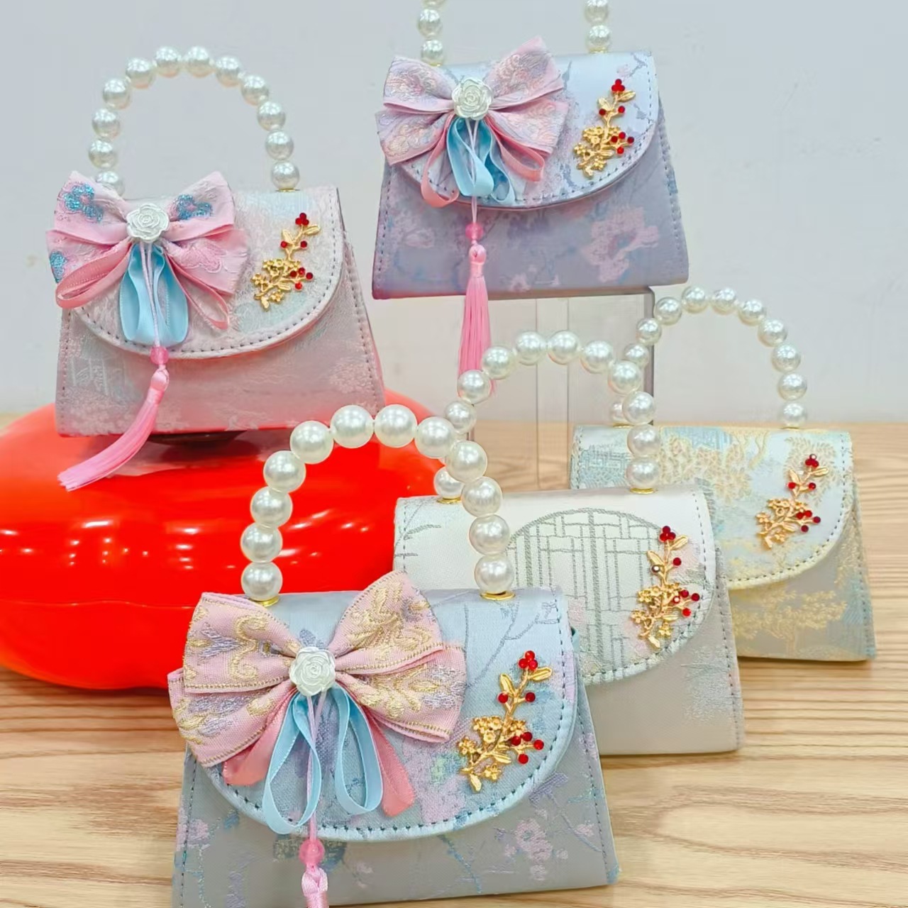 Children's chanel-style single-shoulder bag with a high-end and exquisite feel, little girl's ancient-style coin purse, princess pearl hand-held crossbody bag full figure