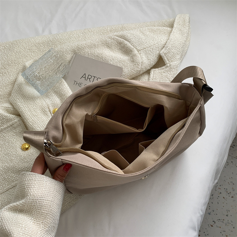 Crossbody bag, large-capacity canvas bag, women's 2022 new artistic style messenger bag, Japanese simple solid color single-shoulder bag Application Scenario