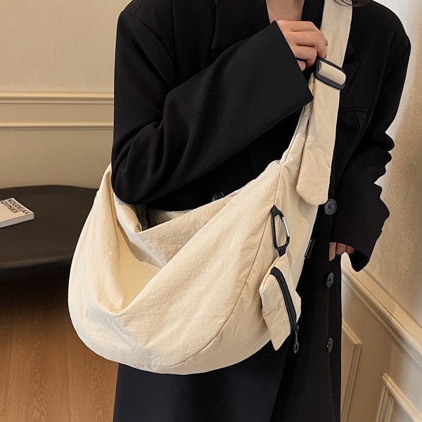 A simple and casual large-capacity crescent-shaped underarm bag, a new 2024 high-end quality solid color fashionable single-shoulder bag Application Scenario