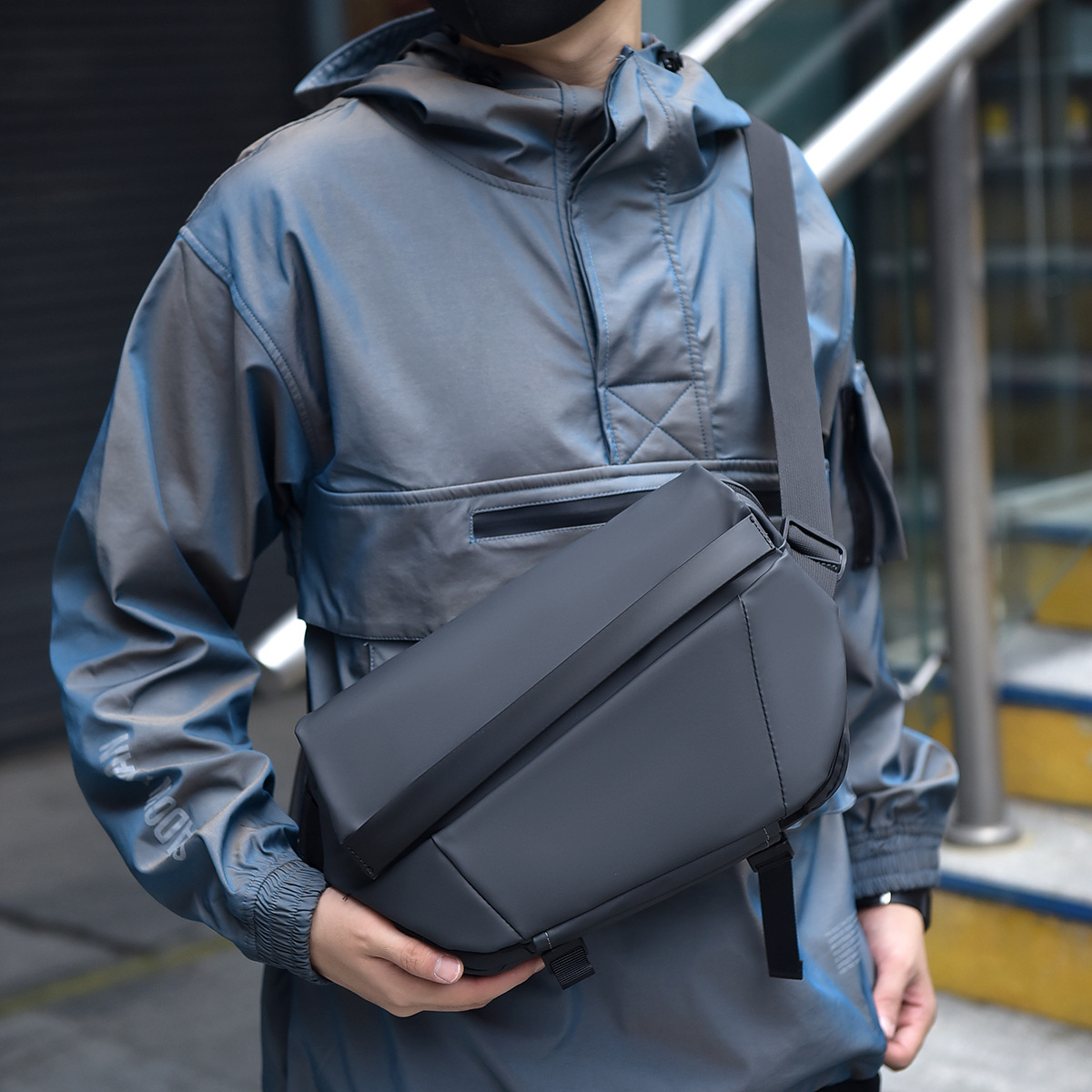 The new cross-border men's crossbody bag is simple yet sophisticated, with a large capacity, lightweight, outdoor casual single-shoulder bag and a fashionable chest bag full figure