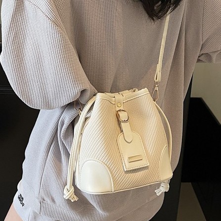 2025 New trendy and fashionable color-blocking bucket bag, spring single-shoulder bag, versatile and high-quality crossbody bag Application Scenario