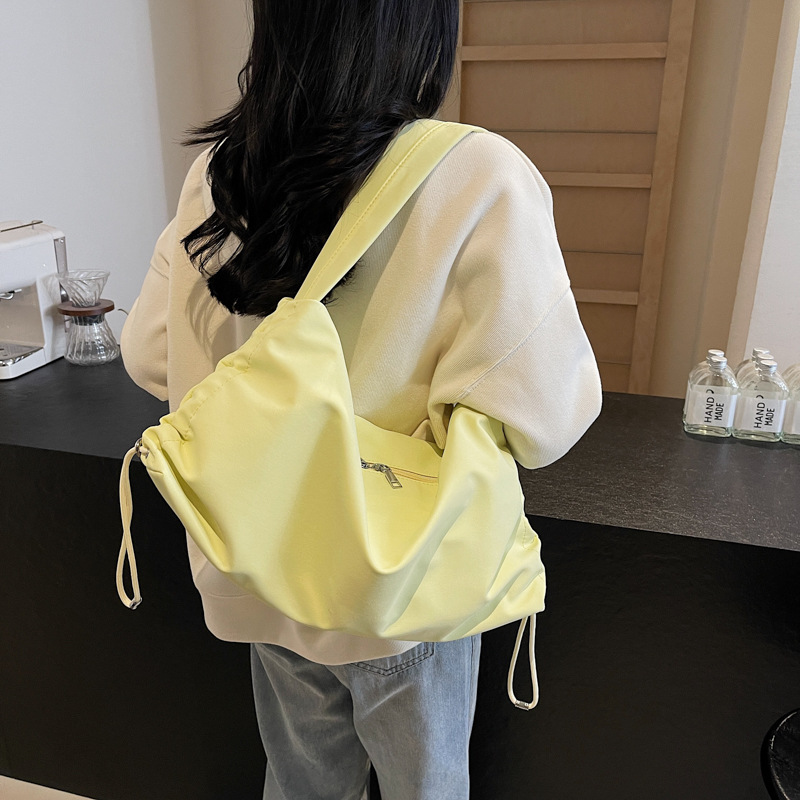 Ins-style autumn/winter new women's 2024 puff Puff large-capacity drawstring dumpling bag, fashionable and laid-back single-shoulder armpit bag full figure